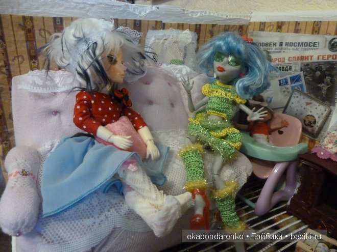 Диван для кукол из колготок