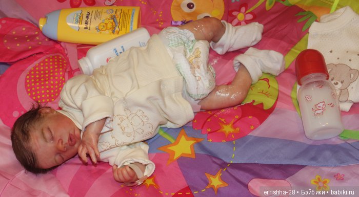 вот только что развернули с прогулки, а девочка так сладко спит