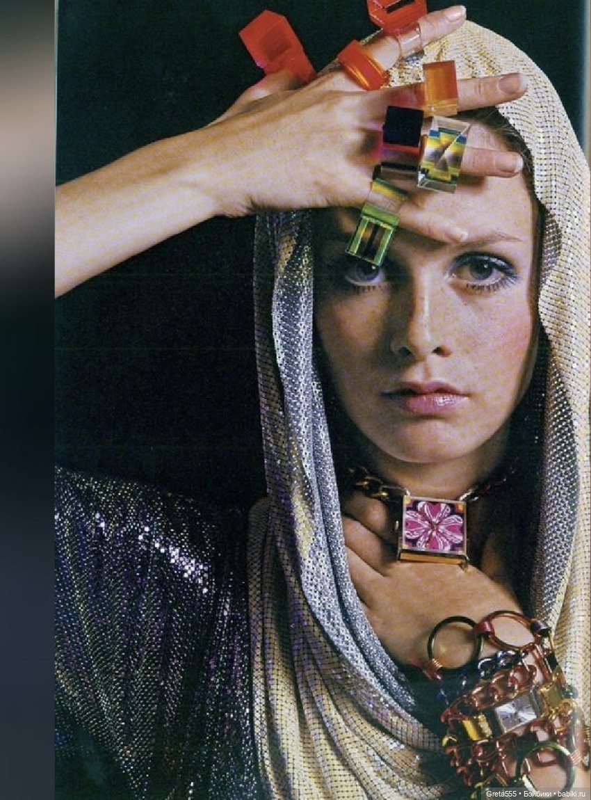 Миниатюрный Бонетик с искристой веточкой люцита - мой ответ на супер- холод этой зимы