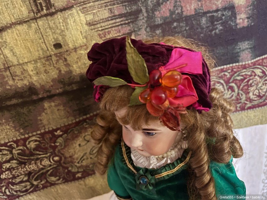 Миниатюрный Бонетик с искристой веточкой люцита - мой ответ на супер- холод этой зимы