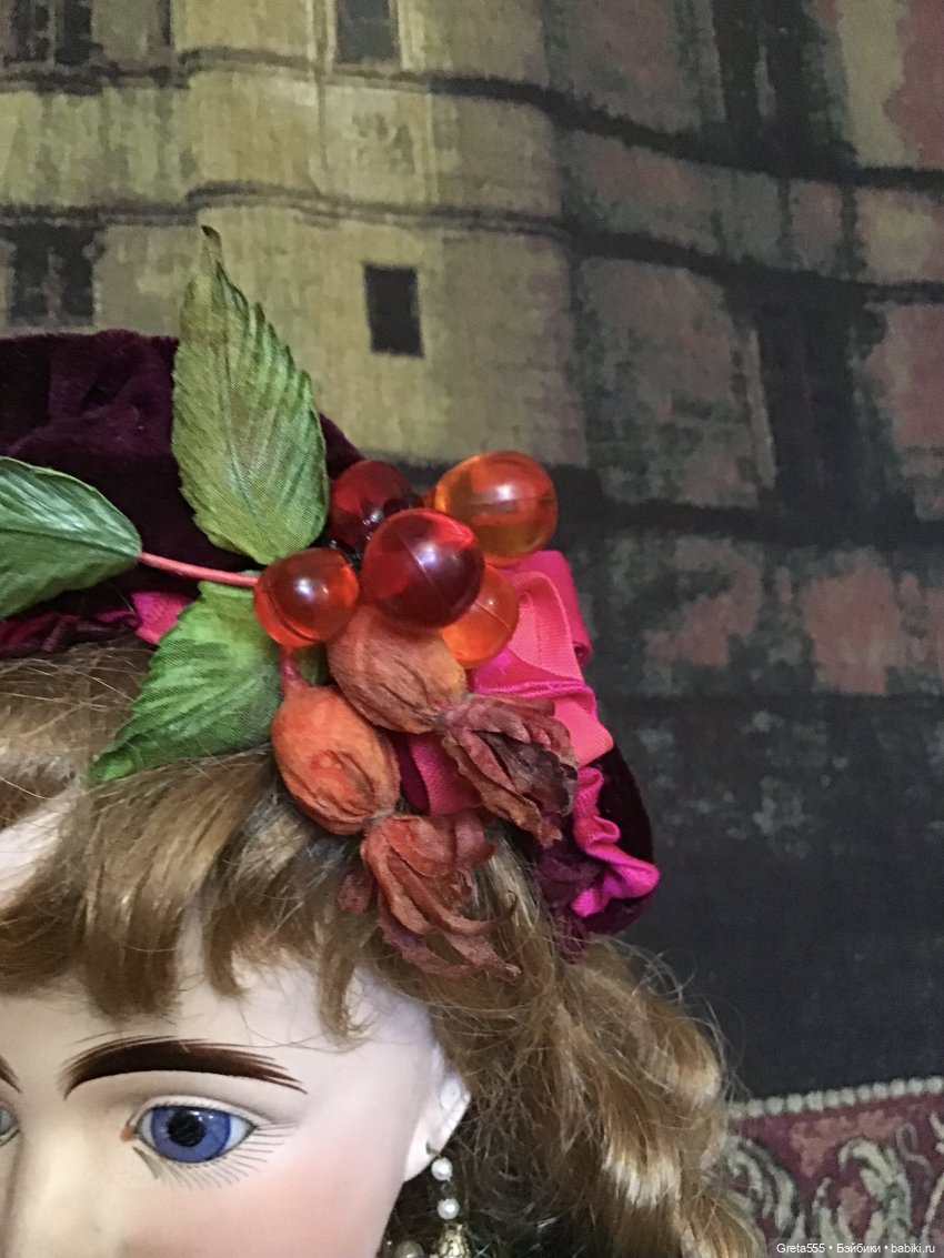 Миниатюрный Бонетик с искристой веточкой люцита - мой ответ на супер- холод этой зимы