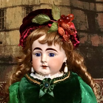 Миниатюрный Бонетик с искристой веточкой люцита - мой ответ на супер- холод этой зимы .