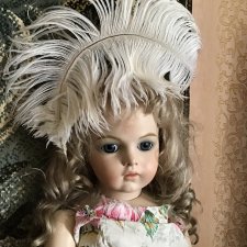 Белоснежное перо страуса премиального качества , уже изогнутое , для кукольного декора .