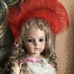 Красное крупное перо страуса , премиального качества , для декора кукол .