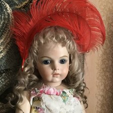 Красное крупное перо страуса , премиального качества , для декора кукол .