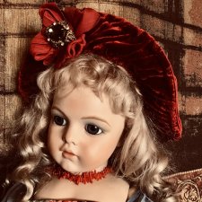 Бонет красного бархата , на сложном стальном каркасе , для антикварных кукол и реплик