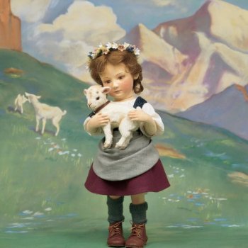 Девочка Хайди и в повести, и в куклах