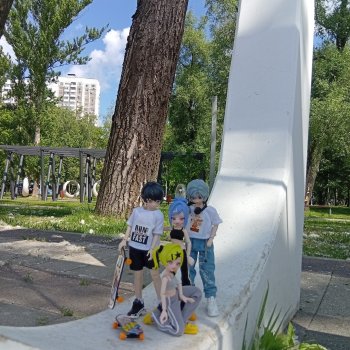 Компания на прогулке.