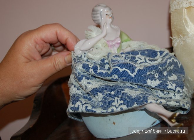 Сидит дамочка, а под юбкой – иголочки да булавочки.