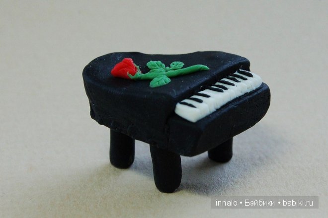 Высота 1см, ширина чуть меньше 2 см