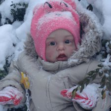 Малышка Миечка на прогулке