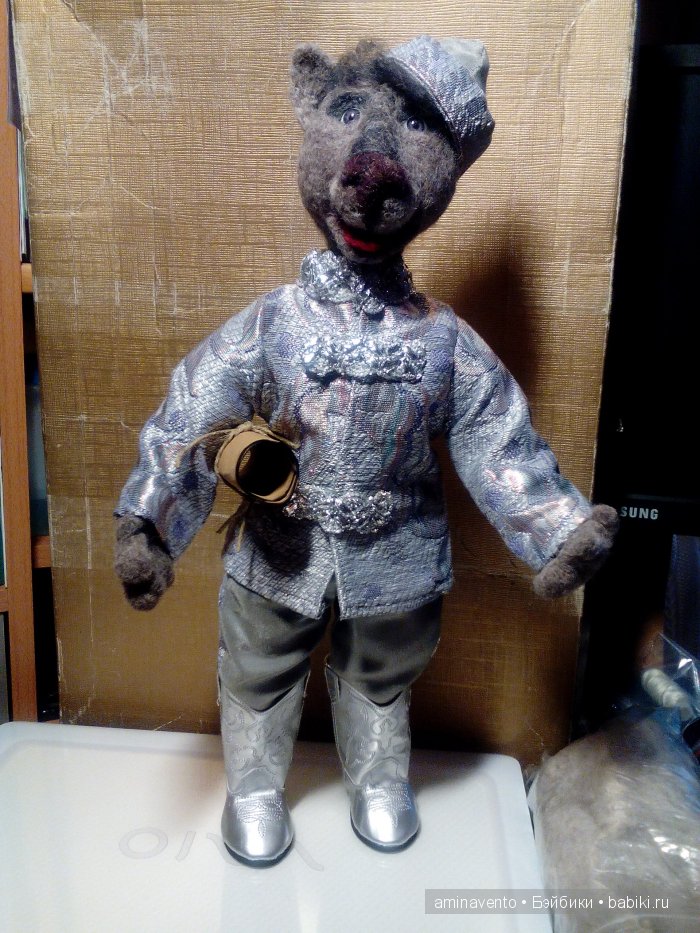 Эту милую игрушку не положишь на подушку. Знать, пример взяла с лошадки: стоя спать, а не в кроватке! Мои игрушки валянием