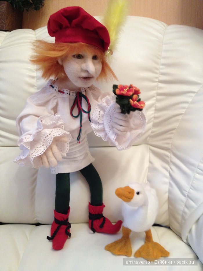 Эту милую игрушку не положишь на подушку. Знать, пример взяла с лошадки: стоя спать, а не в кроватке! Мои игрушки валянием