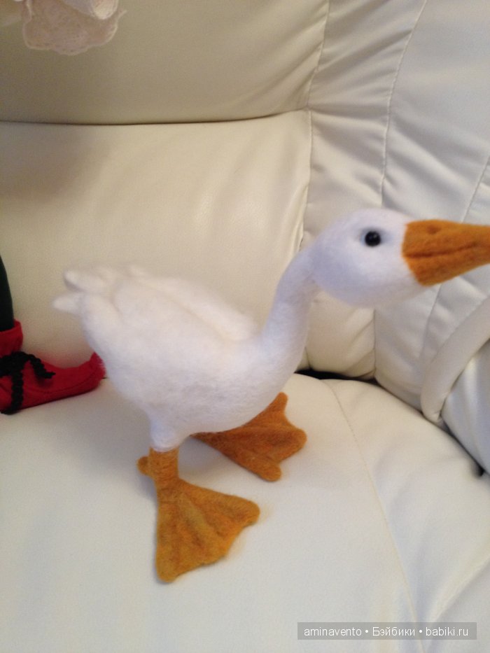 Эту милую игрушку не положишь на подушку. Знать, пример взяла с лошадки: стоя спать, а не в кроватке! Мои игрушки валянием