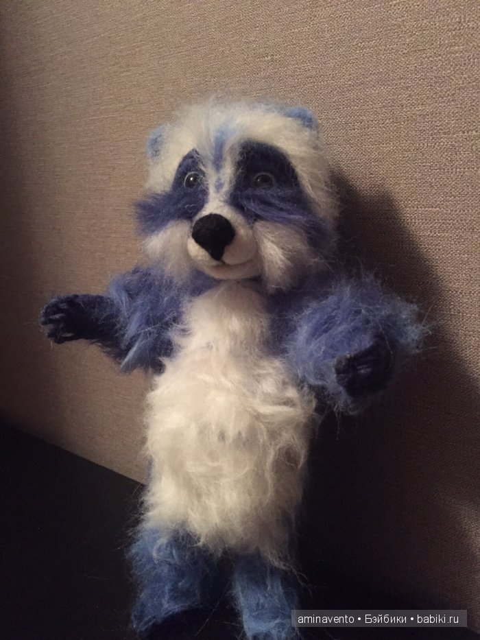 Эту милую игрушку не положишь на подушку. Знать, пример взяла с лошадки: стоя спать, а не в кроватке! Мои игрушки валянием