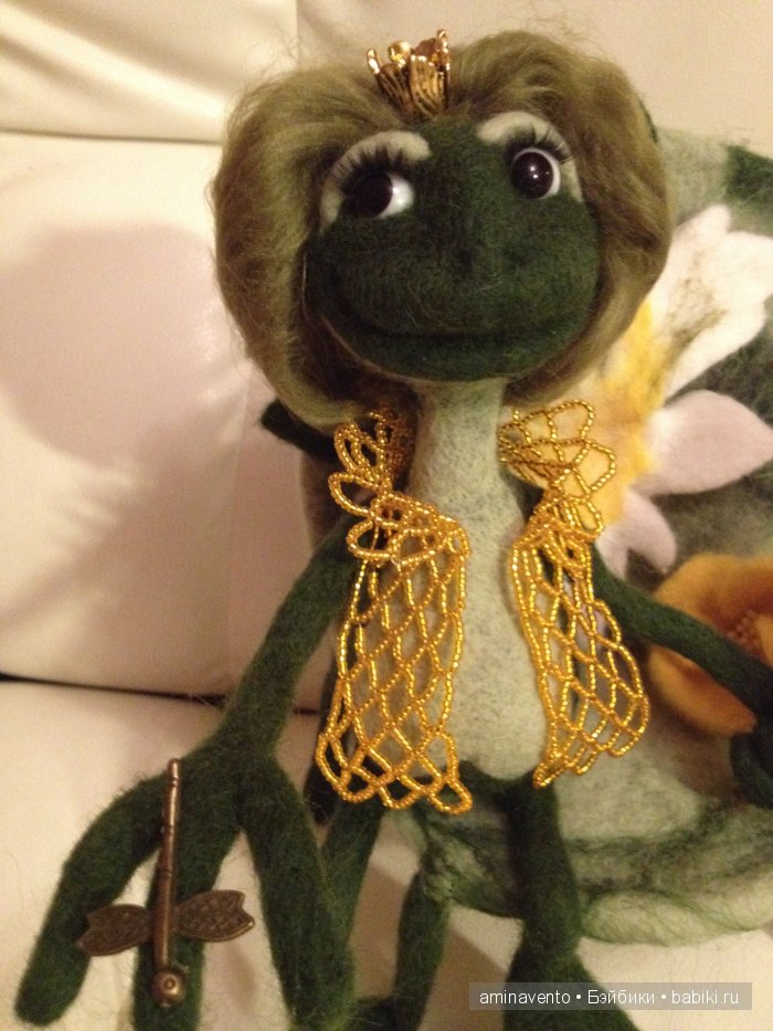 Эту милую игрушку не положишь на подушку. Знать, пример взяла с лошадки: стоя спать, а не в кроватке! Мои игрушки валянием