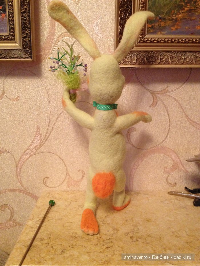 Эту милую игрушку не положишь на подушку. Знать, пример взяла с лошадки: стоя спать, а не в кроватке! Мои игрушки валянием