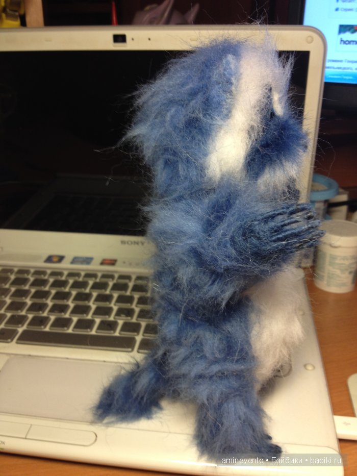 Эту милую игрушку не положишь на подушку. Знать, пример взяла с лошадки: стоя спать, а не в кроватке! Мои игрушки валянием