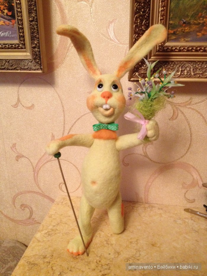 Эту милую игрушку не положишь на подушку. Знать, пример взяла с лошадки: стоя спать, а не в кроватке! Мои игрушки валянием