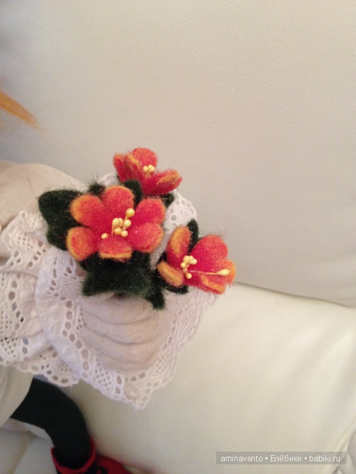 Эту милую игрушку не положишь на подушку. Знать, пример взяла с лошадки: стоя спать, а не в кроватке! Мои игрушки валянием