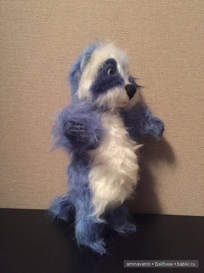 Эту милую игрушку не положишь на подушку. Знать, пример взяла с лошадки: стоя спать, а не в кроватке! Мои игрушки валянием