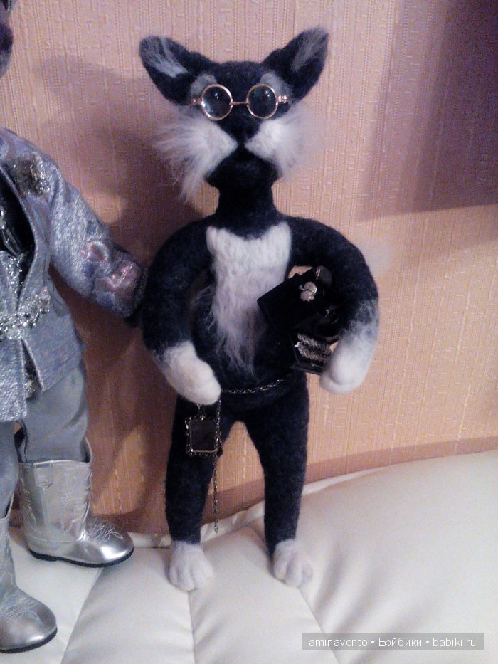 Эту милую игрушку не положишь на подушку. Знать, пример взяла с лошадки: стоя спать, а не в кроватке! Мои игрушки валянием