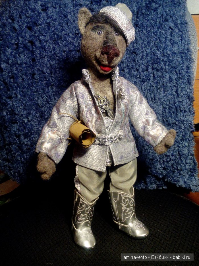 Эту милую игрушку не положишь на подушку. Знать, пример взяла с лошадки: стоя спать, а не в кроватке! Мои игрушки валянием