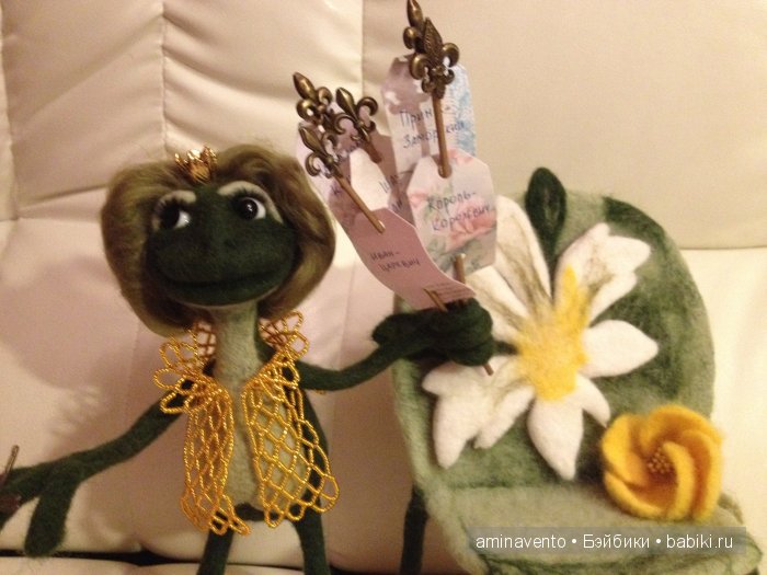 Эту милую игрушку не положишь на подушку. Знать, пример взяла с лошадки: стоя спать, а не в кроватке! Мои игрушки валянием