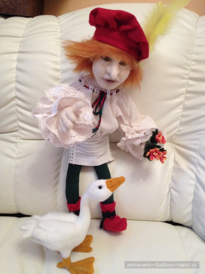 Эту милую игрушку не положишь на подушку. Знать, пример взяла с лошадки: стоя спать, а не в кроватке! Мои игрушки валянием