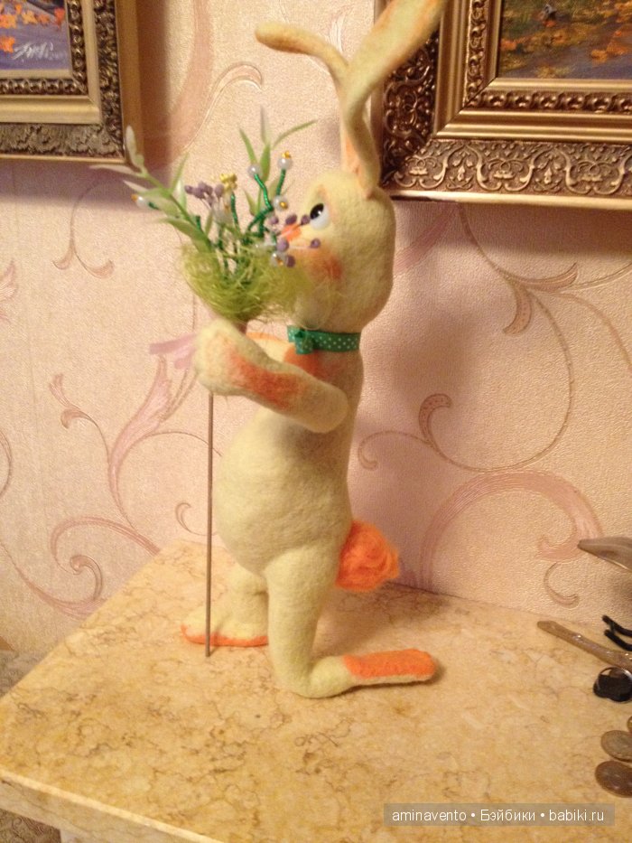 Эту милую игрушку не положишь на подушку. Знать, пример взяла с лошадки: стоя спать, а не в кроватке! Мои игрушки валянием