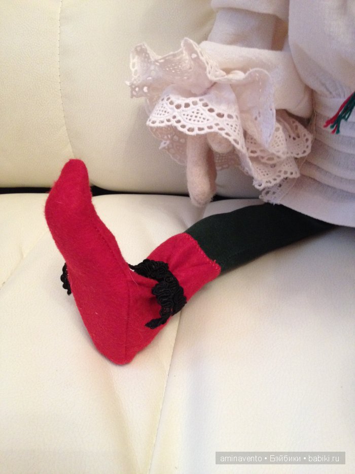 Эту милую игрушку не положишь на подушку. Знать, пример взяла с лошадки: стоя спать, а не в кроватке! Мои игрушки валянием