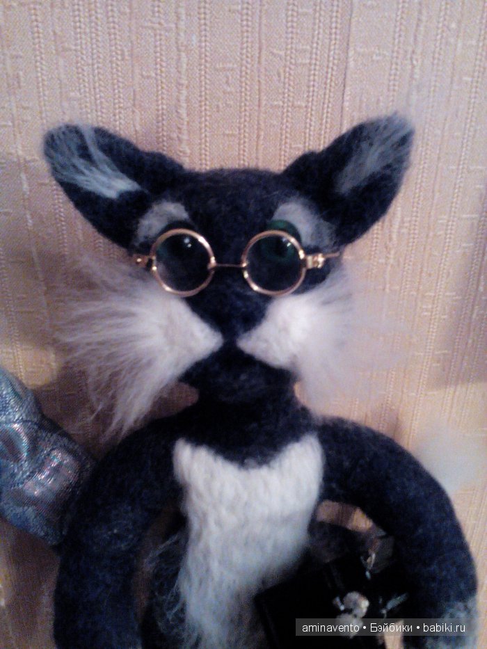 Эту милую игрушку не положишь на подушку. Знать, пример взяла с лошадки: стоя спать, а не в кроватке! Мои игрушки валянием