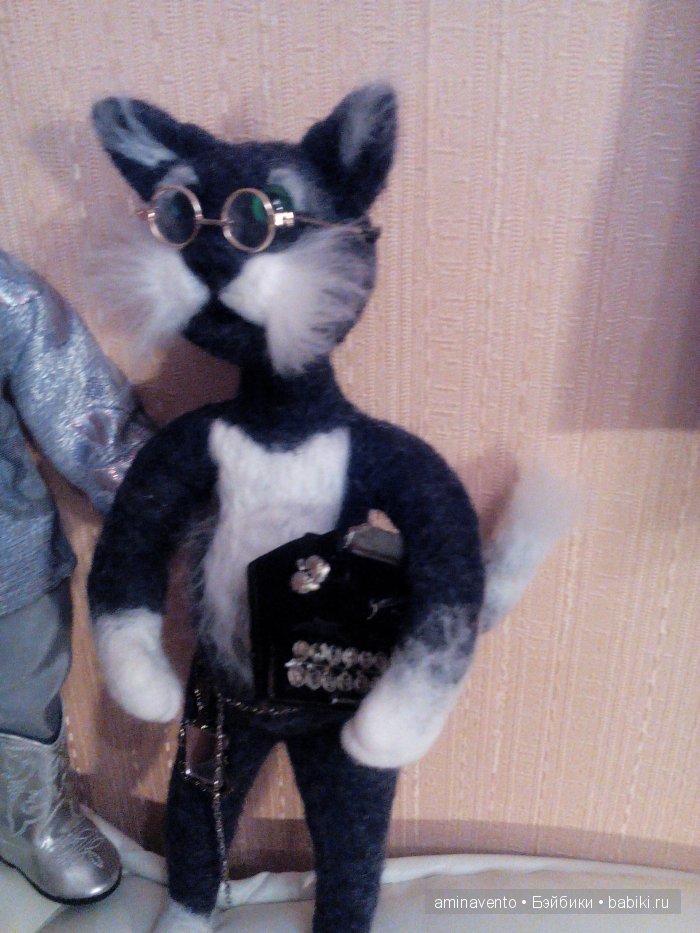 Эту милую игрушку не положишь на подушку. Знать, пример взяла с лошадки: стоя спать, а не в кроватке! Мои игрушки валянием