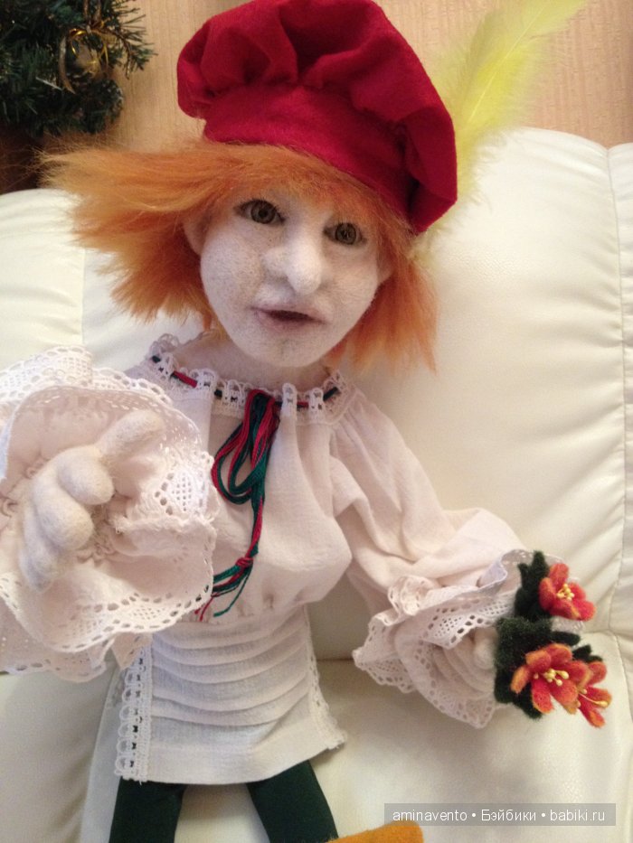 Эту милую игрушку не положишь на подушку. Знать, пример взяла с лошадки: стоя спать, а не в кроватке! Мои игрушки валянием