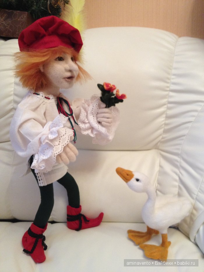 Эту милую игрушку не положишь на подушку. Знать, пример взяла с лошадки: стоя спать, а не в кроватке! Мои игрушки валянием