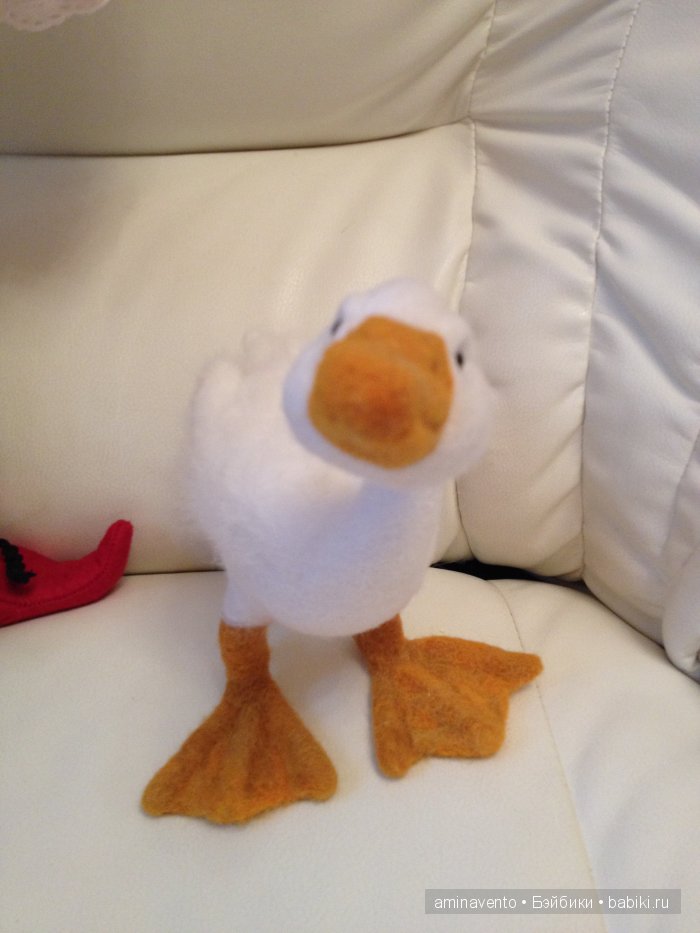 Эту милую игрушку не положишь на подушку. Знать, пример взяла с лошадки: стоя спать, а не в кроватке! Мои игрушки валянием