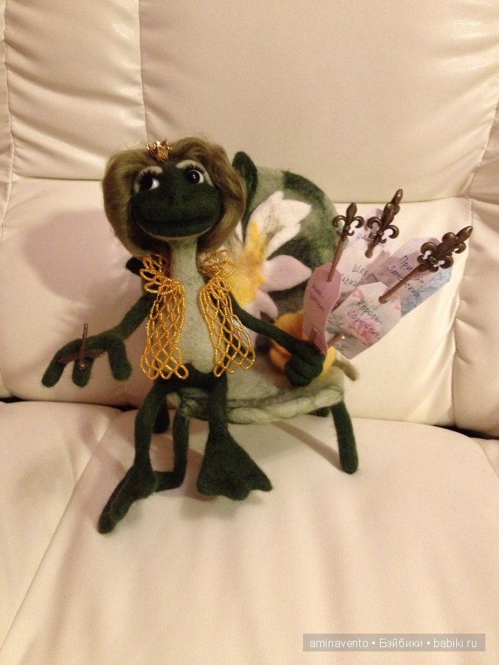 Эту милую игрушку не положишь на подушку. Знать, пример взяла с лошадки: стоя спать, а не в кроватке! Мои игрушки валянием