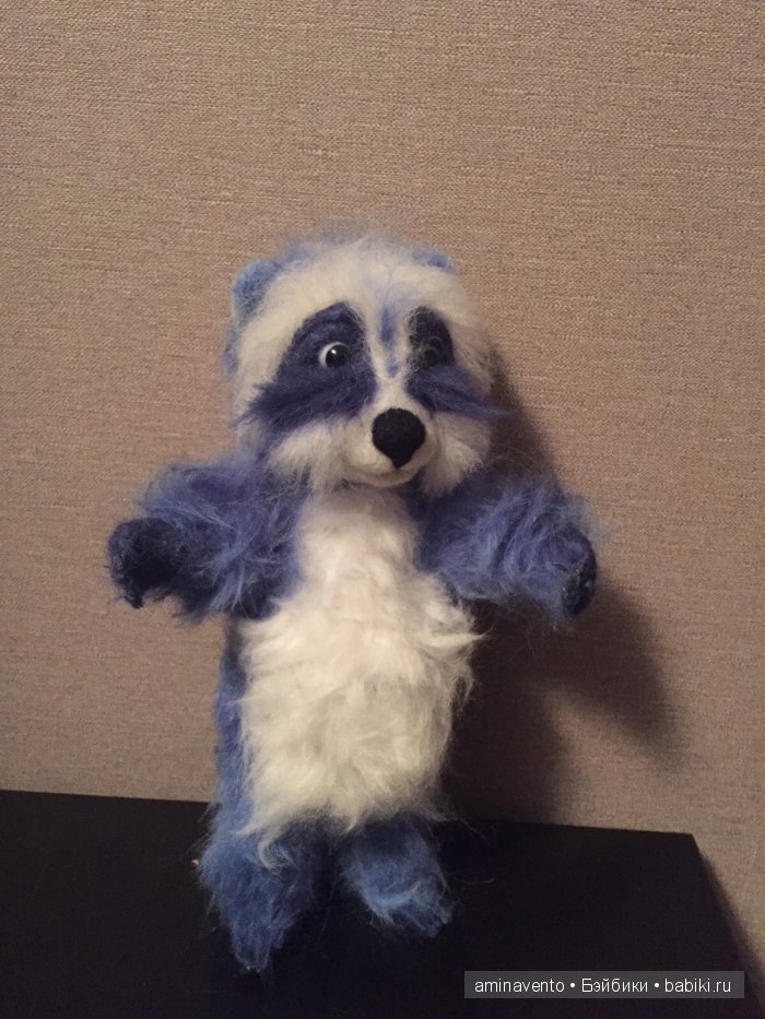 Эту милую игрушку не положишь на подушку. Знать, пример взяла с лошадки: стоя спать, а не в кроватке! Мои игрушки валянием