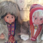 Пара пупсов в национальных финских нарядах.