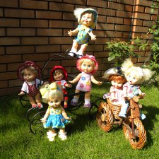 Девочки на прогулке