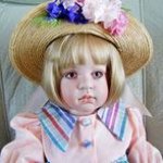 Может, кто-нибудь знаком с этой фарфоровой девочкой?