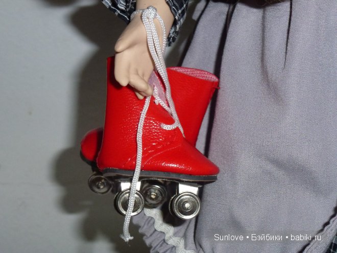 Замечательная фарфорофая девочка с роликами Estelle от Leonardo Collection (фото 3)