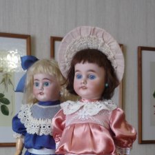 Подружки, две антикварные куклы.