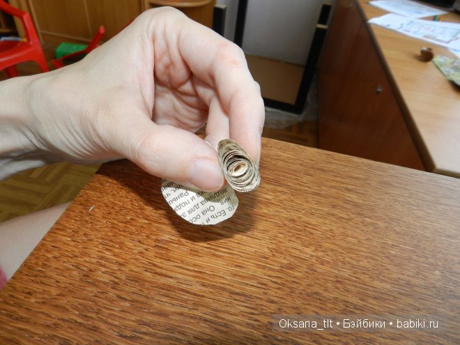 Мастер класс по изготовлению цветов из газет (фото 6)