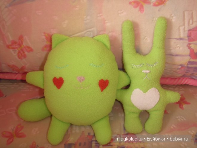 Сплюшки-игрушки на дочкиной подушке