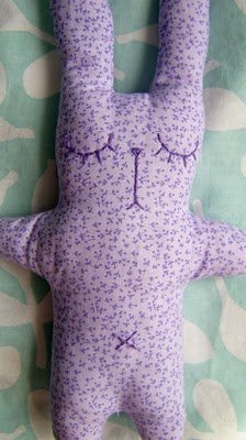 Сплюшки-игрушки на дочкиной подушке (фото 3)