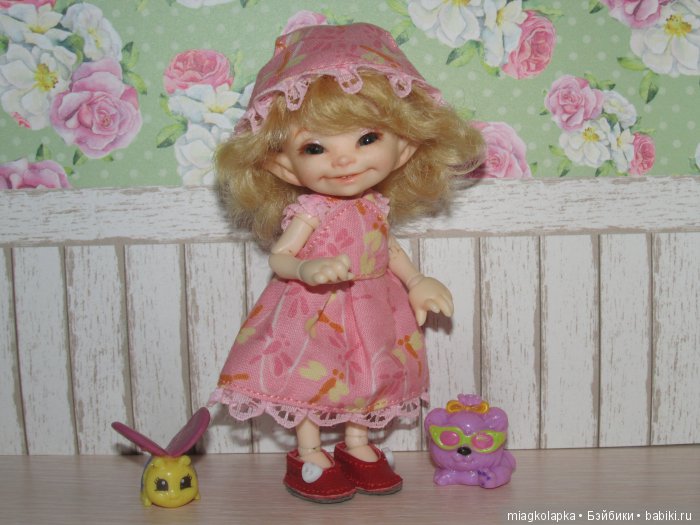 А за ними сандалики на воздушном шарике