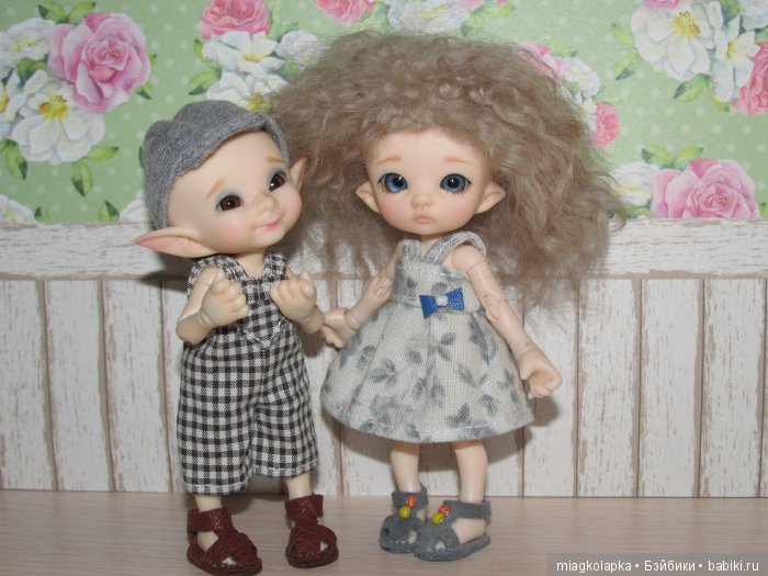 А за ними сандалики на воздушном шарике