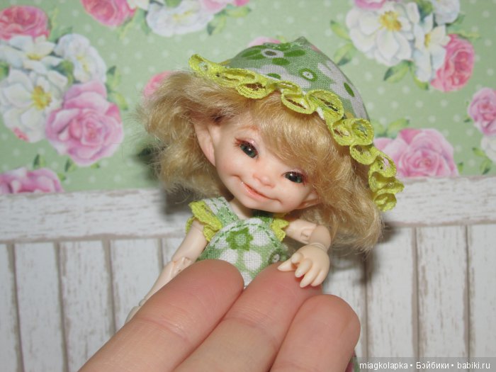 А за ними сандалики на воздушном шарике