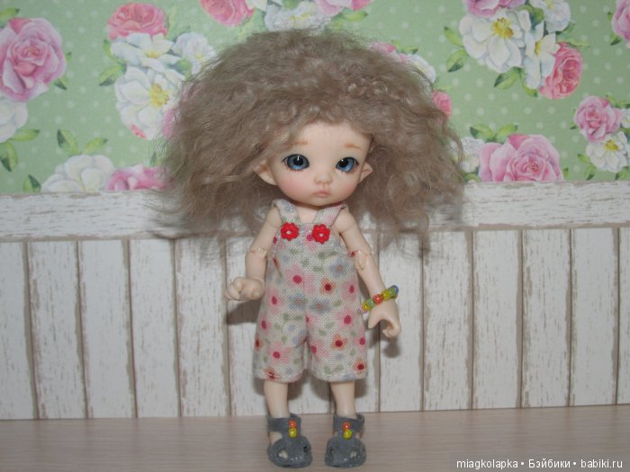 А за ними сандалики на воздушном шарике